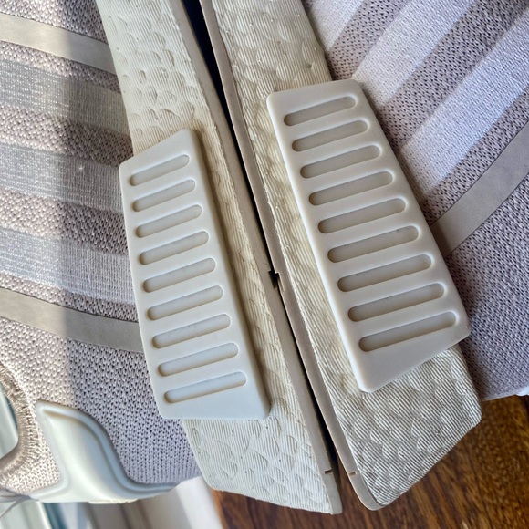 Women’s 9.5 Adidas NMD_R1 - Picture 6 of 9